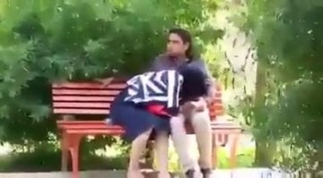 Мужик в парке на лавочке уговорил арабку отсосать его хуй