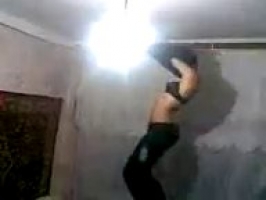 Уз стриптиз: Голая узбечка танцует стриптиз на камеру